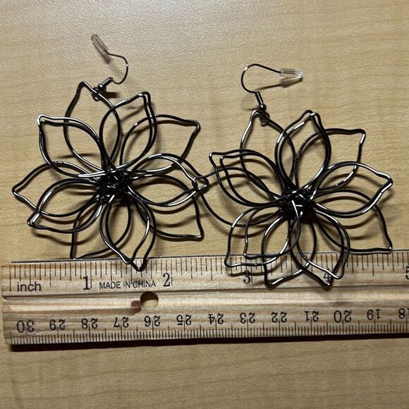 Flower Novelty Earrings - Picture 2 of 3
